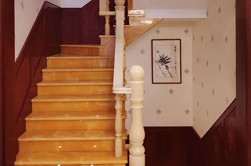 邕宁中式别墅室内汉白玉石楼梯的定制安装装饰效果